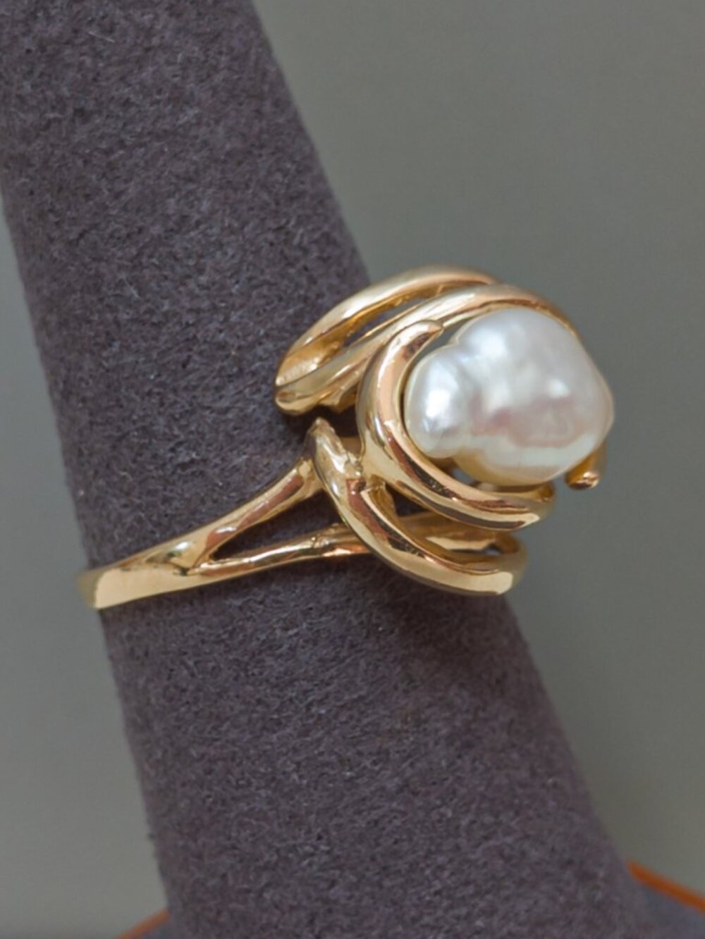 Vintage 14k Gold Sculptural Swirl Ring with Baroque Freshwater Pearl — Size 6.75